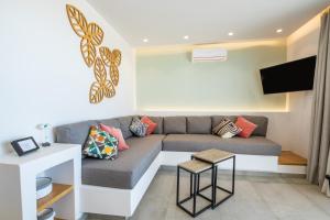 un soggiorno con divano e TV di Isanema Villas a Karpathos