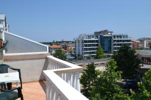 ein Balkon mit Blick auf die Stadt in der Unterkunft Stella Del Mare Guest House in Kiten