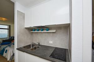 Kuchyň nebo kuchyňský kout v ubytování Ocean View Apartment
