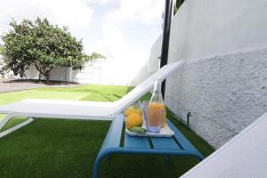 una mesa con una bebida y fruta en el balcón en VV Casita El Paraíso, en Breña Baja