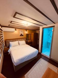 A bed or beds in a room at PALMERA ART HOUSE Még 27 kép