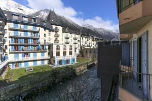 a view of a river in a city with buildings at Grand studio plein centre de Chamonix in Chamonix-Mont-Blanc