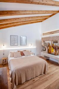 Habitación blanca con cama grande y techo de madera. en housingcoruña ELKEL en A Coruña