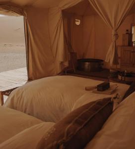 Ліжко або ліжка в номері Sahara Luxury Tents