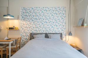una camera con letto e testiera blu e bianca di The Teal Studio in Kozani a Kozani