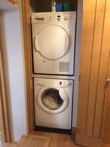 lavadora y secadora en una habitación en River Road, Littlehampton, Executive Apartment en Littlehampton