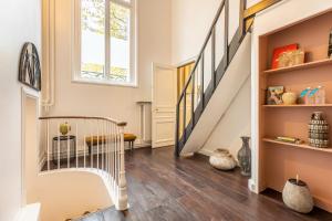 - un escalier dans une maison dotée de parquet et d'une fenêtre dans l'établissement Sweet Inn - Friedland, à Paris