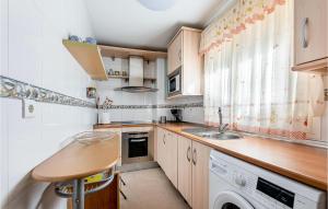 Η κουζίνα ή μικρή κουζίνα στο 3 Bedroom Beautiful Apartment In Torrox