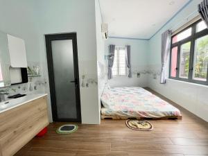 a bedroom with a bed and a sink and a mirror at Leo's Homestay Phan Rang in Phan Rang