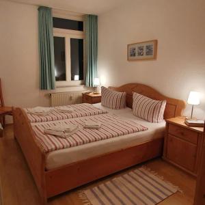 1 dormitorio con 1 cama con 2 almohadas y ventana en Ferienwohnung A2 im Landhaus am Haff, en Stolpe auf Usedom