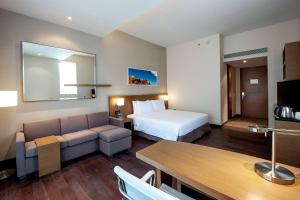 una camera d'albergo con letto e divano di Hyatt Place Hampi a Hampi
