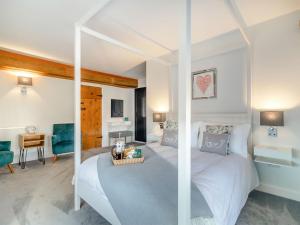 sypialnia z białym łóżkiem z białym baldachimem w obiekcie Landers Mews w mieście Trunch