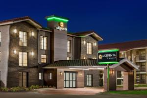 a rendering of a hotel at night at La Quinta Inn by Wyndham Temple in Temple