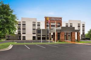 an empty parking lot in front of a hotel at La Quinta by Wyndham Newark - Elkton in Elkton