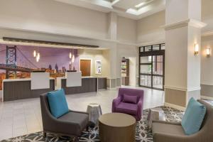 een lobby met 2 stoelen en een wachtruimte bij La Quinta by Wyndham Newark - Elkton in Elkton