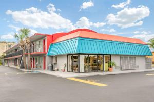 ein rotes weißes und blaues Gebäude mit einem Parkplatz in der Unterkunft Econo Lodge North in North Fort Myers