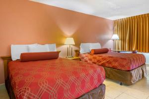 ein Hotelzimmer mit 2 Betten und 2 Lampen in der Unterkunft Econo Lodge North in North Fort Myers