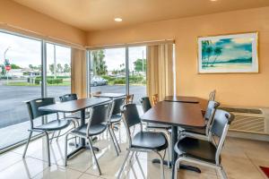 um quarto com mesas e cadeiras e uma janela em Econo Lodge North em North Fort Myers