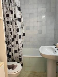 ペニスコラにあるAlpen1 Peñiscola Residencialのバスルーム(洗面台、トイレ、バスタブ付)