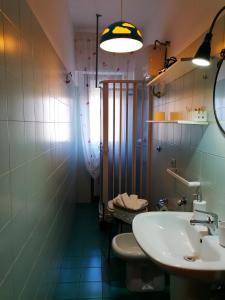 une salle de bain avec un lavabo, des toilettes et un miroir dans l'établissement My sweet home, à Bari