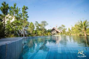 uma piscina em frente a uma villa em AQ Story Villa Vĩnh Phúc em Phúc Yên