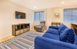 a living room with a blue couch and a tv at City Apartments - Hudson Quarter with Free Parking in York