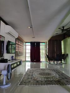 - un salon avec un tapis à l'étage dans l'établissement Kabin Izmel, à Jitra