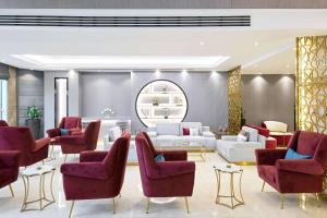 Area soggiorno di Ramada by Wyndham Doha Old Town