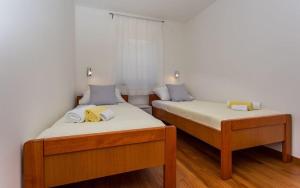 2 Betten nebeneinander in einem Zimmer in der Unterkunft Apartment Franka in Klimno