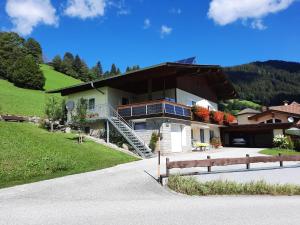 ein Haus auf einem Hügel mit einer Treppe davor in der Unterkunft Apartment Schilcher in Oberau