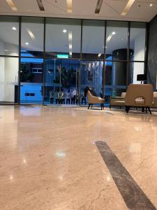 Uma área de estar em Datum Jelatek MHQ NAF Perfect, Relaxing, Sky Ring Bridge