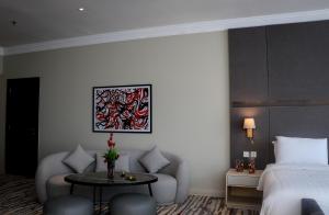 Letto o letti in una camera di Ramada by Wyndham Doha Old Town