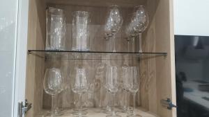 un montón de copas de vino en un armario en Asturin House - PARKING GRATIS, en Salamanca