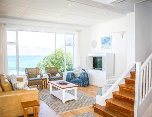uma sala de estar com vista para o oceano em Baytree Beach House em Kalk Bay