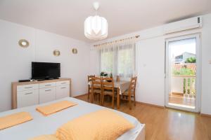 - une chambre avec un lit et une salle à manger avec une table dans l'établissement Apartment Sokol, à Batalaži