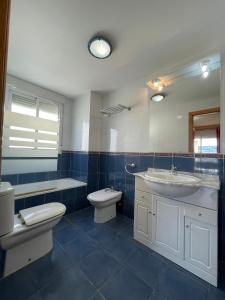 a bathroom with a sink and a toilet and a tub and a sink at Alpen1 Argenta/Caleta in Peniscola