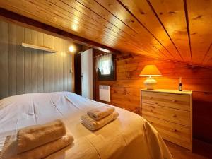 ein Schlafzimmer mit einem Bett mit zwei Handtüchern darauf in der Unterkunft Bolquère I Beau chalet familial proche des pistes in Bolquere