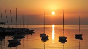 - un groupe de bateaux dans l'eau au coucher du soleil dans l'établissement Tamara Mar Menor, à San Javier