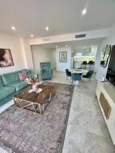 salon z kanapą i stołem w obiekcie Silvia luxury apartment w mieście Torrevieja