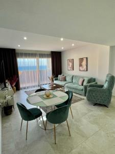 salon z kanapą, stołem i krzesłami w obiekcie Silvia luxury apartment w mieście Torrevieja