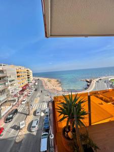 widok na miasto z plażą i oceanem w obiekcie Silvia luxury apartment w mieście Torrevieja