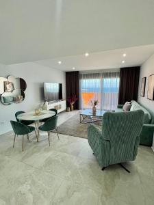 salon z kanapą, stołem i krzesłami w obiekcie Silvia luxury apartment w mieście Torrevieja