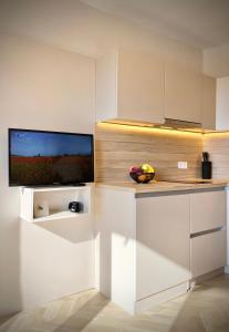 una cocina con TV y un bol de fruta en Business & Family Apartment for 6 Guests with Free Parking, en Stara Zagora