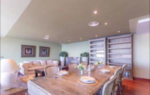 - une salle à manger avec une table, des chaises et un canapé dans l'établissement Villa en Almuñecar, à Almuñécar
