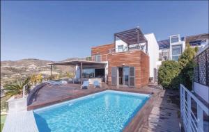 - une piscine dans l'arrière-cour d'une maison dans l'établissement Villa en Almuñecar, à Almuñécar