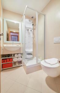 y baño con ducha y aseo. en Sunny apartament at Carcavelos Beach, by TimeCooler en Carcavelos