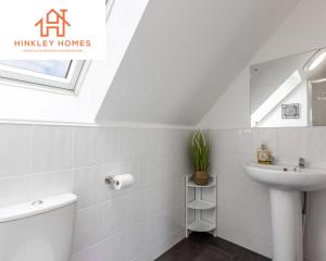bagno bianco con lavandino e servizi igienici di 5 Beds - Free Gated Parking - City Centre - By Hinkley Homes Short Lets & Serviced Accommodation a Liverpool