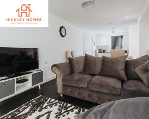 a living room with a couch and a tv at 5 Beds - Free Gated Parking - City Centre - By Hinkley Homes Short Lets & Serviced Accommodation in Liverpool