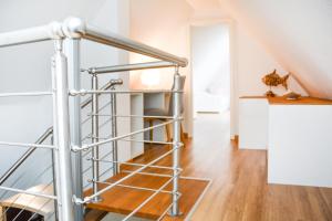 una escalera de metal en una sala de estar con una escalera en Direkt am Schwielowsee, en Schwielowsee