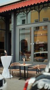 une table et des chaises devant un bâtiment dans l'établissement CASA CASSAI - Casa Milo, à Meiningen